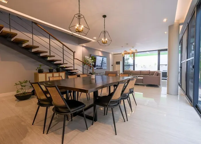 Casa Bonifacio Luxury Pool And Rooftop Villa Manila